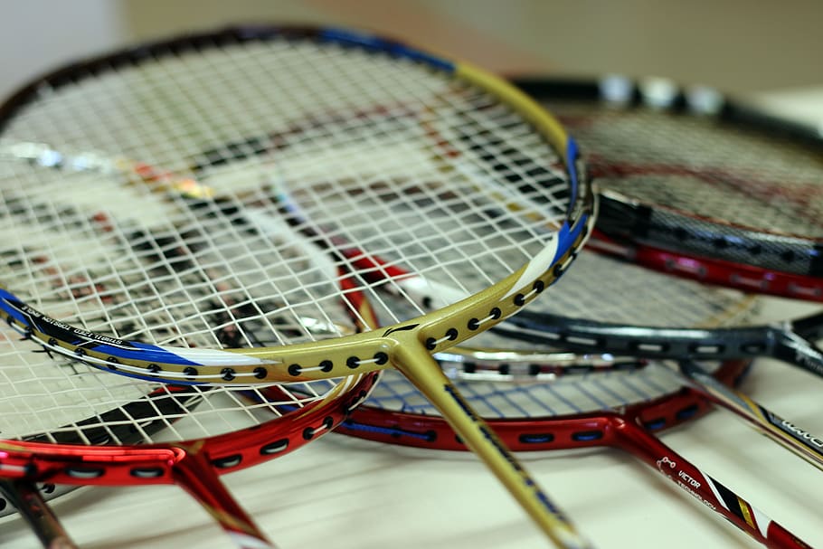raquetas de bádminton de colores variados, bádminton, raqueta, murciélago, raqueta de bádminton, cuerdas, deporte, movimiento, preocupaciones, todavía