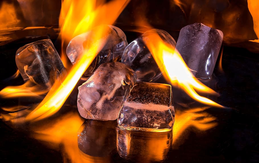 ilustrasi pembakaran es, es batu, api, membakar, panas, es dingin, meleleh, bara, kuning, berpijar