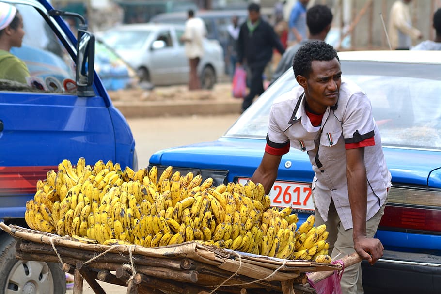 hombre, empujando, carro, lleno, plátanos, África, vendedor, fruta, natural, africano