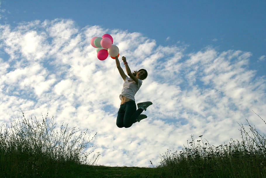 gadis, melompat, balon, bouncing, langit, awan, hari, di luar ruangan, satu orang, satu orang saja