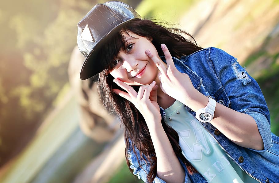 Mujer, vistiendo, azul, chaqueta de mezclilla, negro, sombrero, posando, fotografía a la luz del día, adolescente, asia