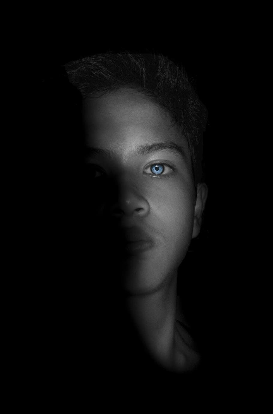 ojos azules, hombre, oscuro, discreto, fotografía discreta, bajo, clave, joven, modelo, negro