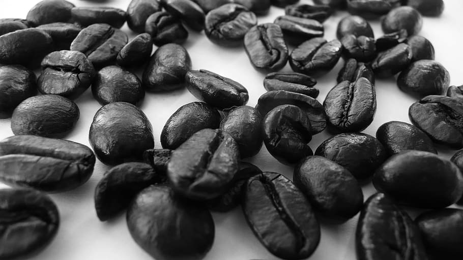 foto em tons de cinza, grãos de café, café, feijão, cafeína, torrado, cappuccino, mocha, aroma, bebida