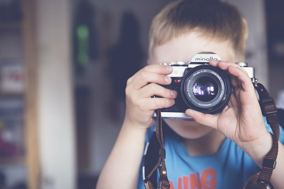 мальчик, держа, серебряная зеркальная камера minolta, камера, ребенок, классика, объектив, minolta, фотографирование, молодые