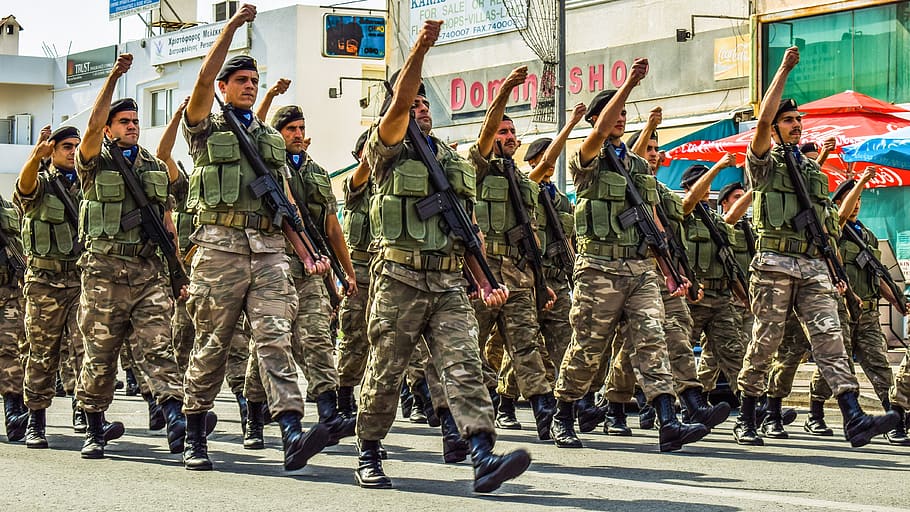 soldados, uniformes, militares, ejército, armados, marchando, desfile, grupo de personas, gran grupo de personas, multitud