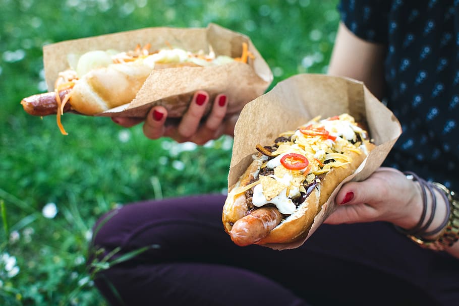 hot, dog, tangan, Hot dog, daging, makanan, di luar rumah, orang-orang, roti, camilan