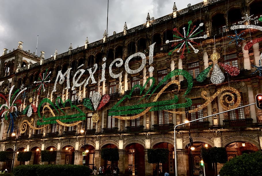 멕시코 크리스마스 장식, 고층 건물, 멕시코 시티, 9 월 15 일, 정부 궁전, 건축물, 건물 외관, 하늘, 건물, 낮은 각도보기