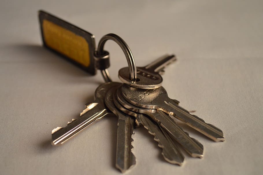 sekelompok kunci, kunci, fob kunci, buka kunci, dalam ruangan, logam, gantungan kunci, meja, merapatkan, tidak ada orang