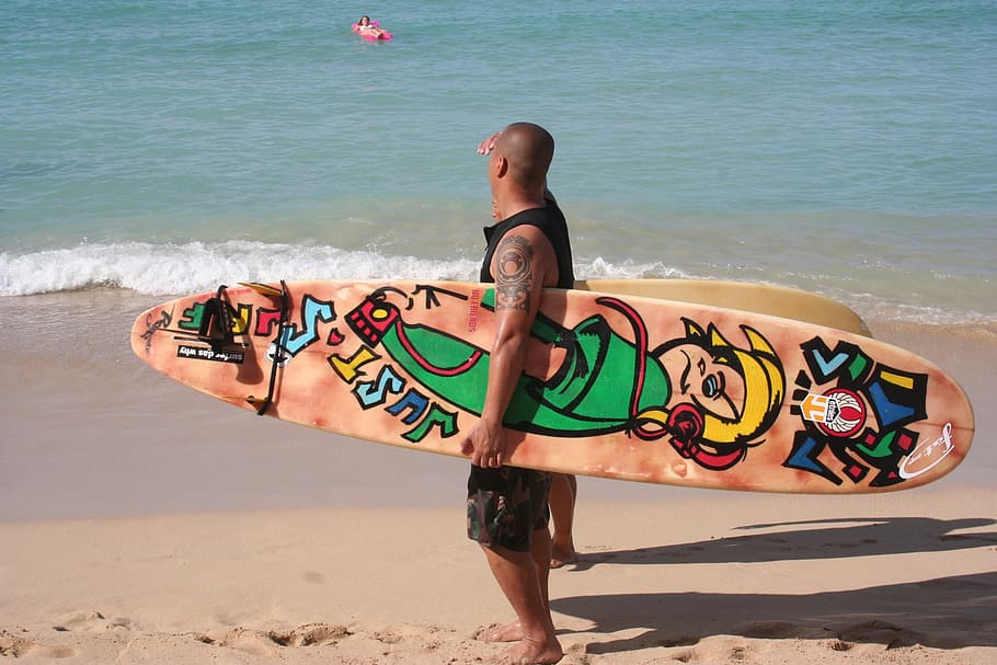 surfista, de pie, frente, agua del océano, durante el día, tabla de surf pintada, hawai, oahu, honolulu, playa waikiki