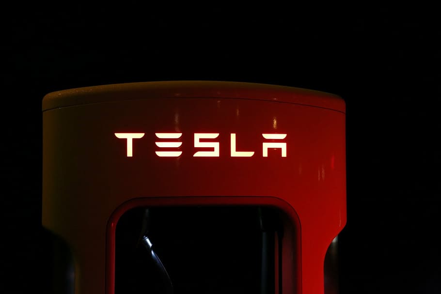 фотография крупным планом, Красный, Автомобильный брелок Tesla, Тесла, Нагнетатель, Аккумулятор, Эко, Электрический, Перезаряжаемый, Перезаряжаться