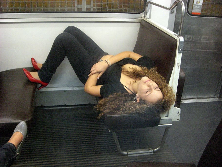 wanita, berbaring, kursi kereta, kereta, kursi, wanita muda, tidur di kereta bawah tanah, cantik, pirang, rambut keriting