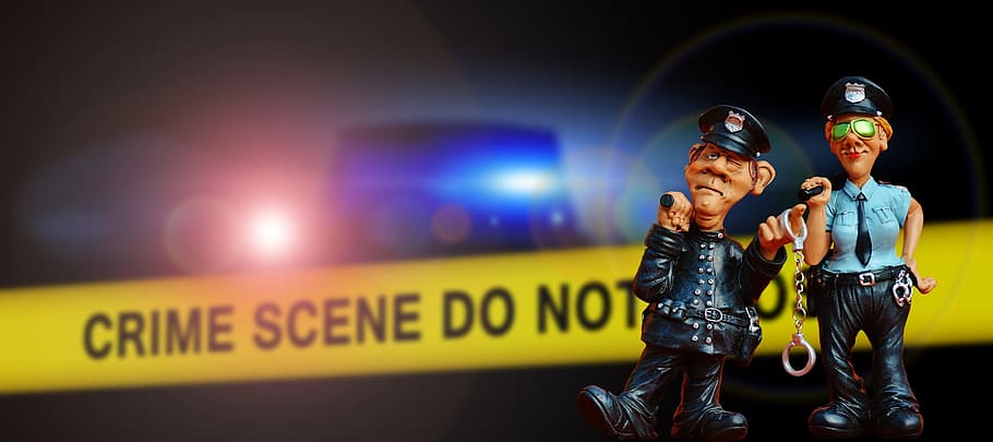 Dos, figuras de juguete de la policía, policía, escena del crimen, luz azul, descubrimiento, caso criminal, crimen, sangre, delitos capitales