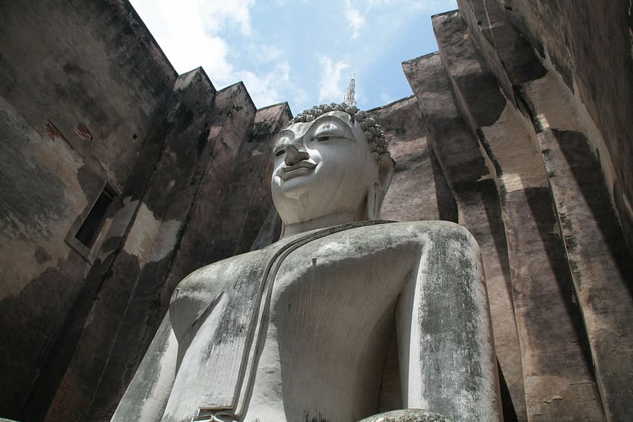 pode ser o parque histórico de sukhothai, wat si chum, escultura, estátua, arquitetura, representação humana, visão de baixo ângulo, espiritualidade, semelhança masculina, crença