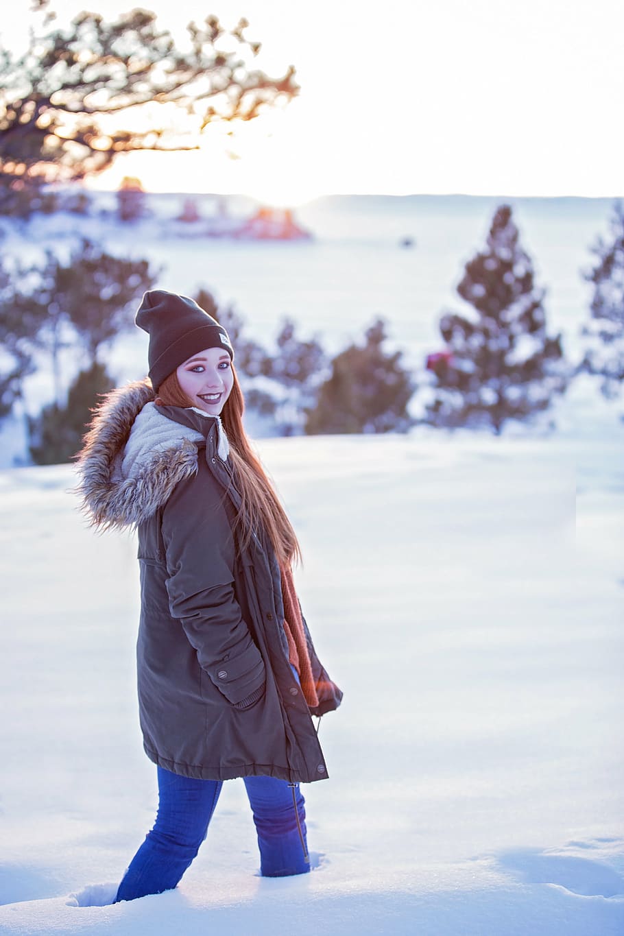 Mujer joven con ropa de abrigo en el frío invierno nieve bebiendo