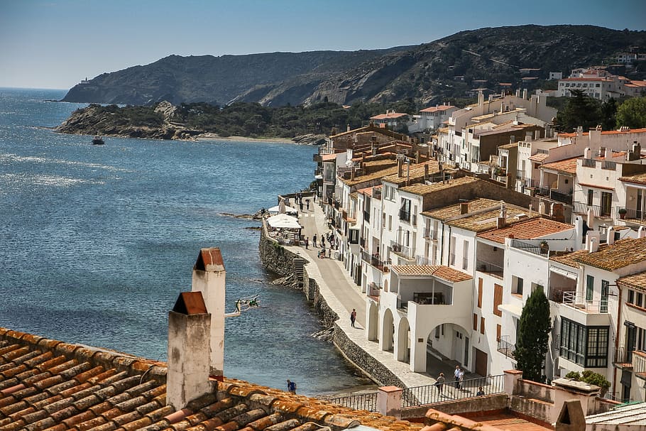 blanco, marrón, pintado, casa, orilla del mar, cadaqués, costa brava, cataluña, terraza, mar
