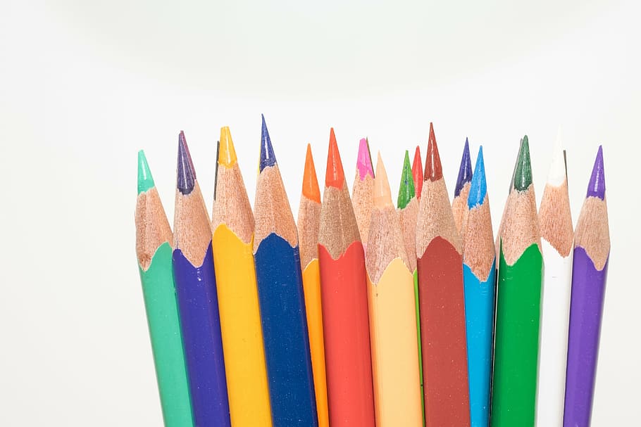 lote de lápices de colores variados, lápices de colores, clavijas de madera, bolígrafos, coloridos, color, pintura, escuela, dibujo, puntiagudos