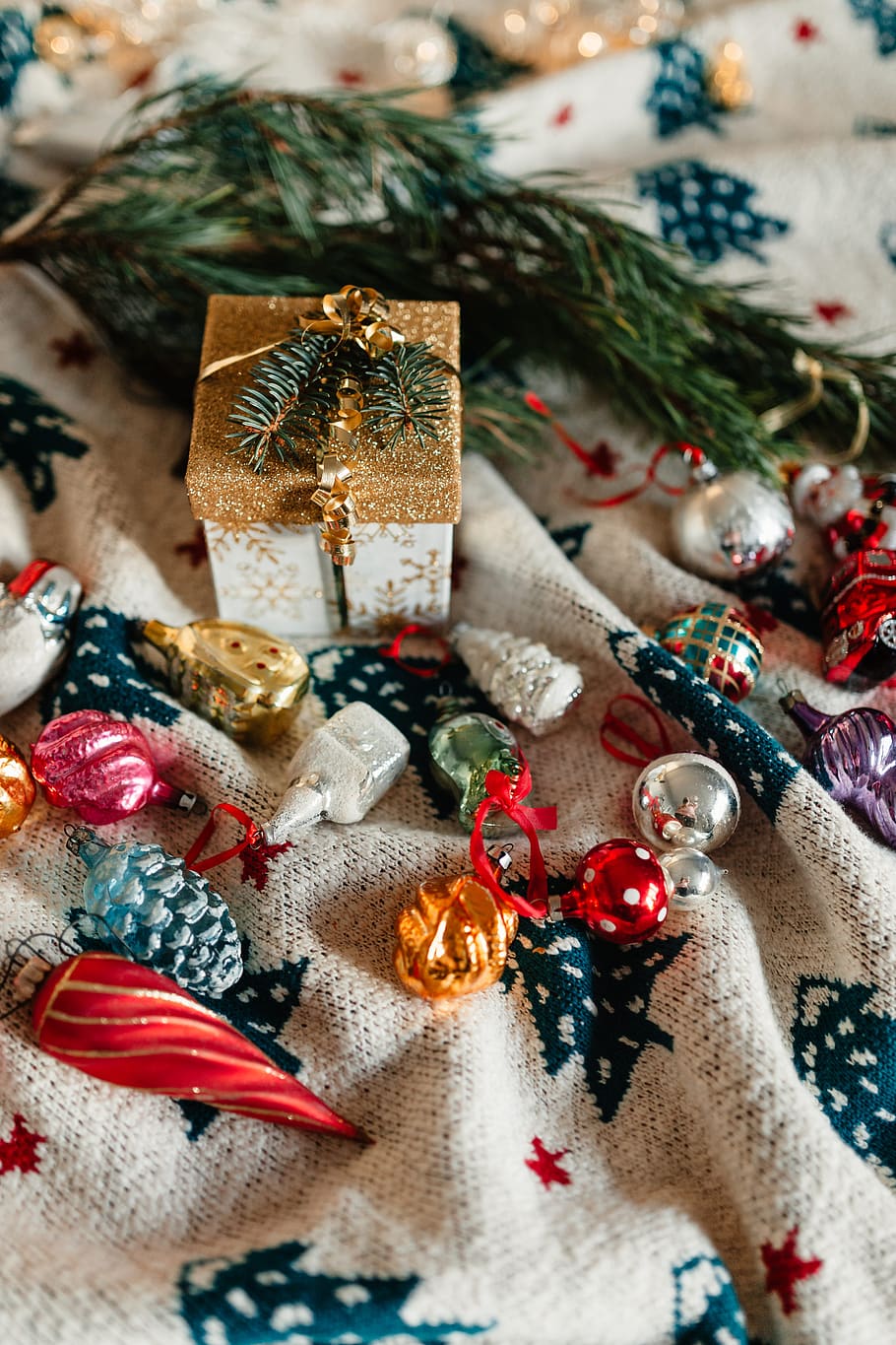 hadiah Natal, xmas, hadiah, menyajikan, bola pohon, bola Natal, dekorasi, dekorasi Natal, musim dingin, Desember