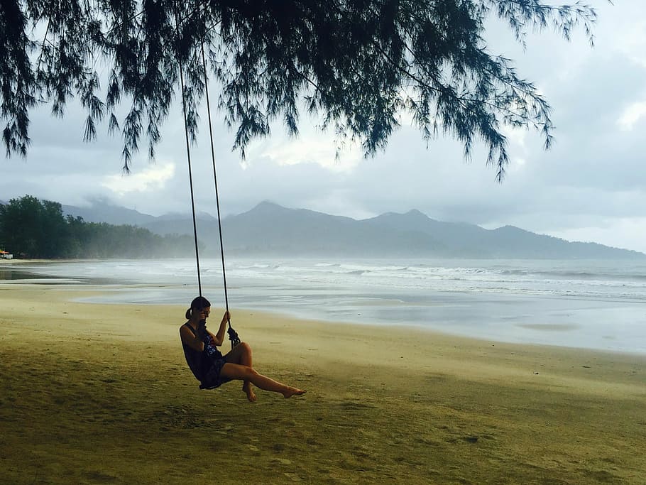 mulher, sentado, balanço, anexado, árvore, beira mar, praia de klong prao, tailândia, ásia, passeio de banita