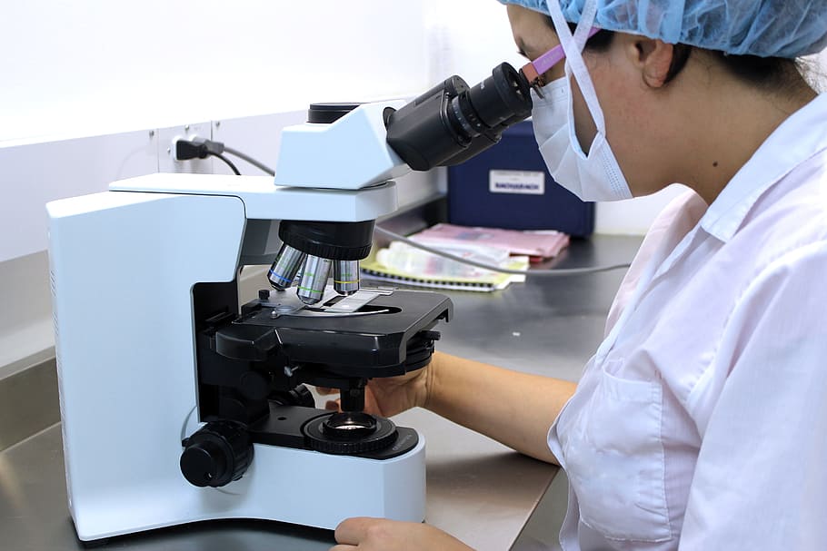 wanita, menggunakan, di dalam, laboratorium, Mikroskop, Lab, Tes, Sains, diagnosis, kaca