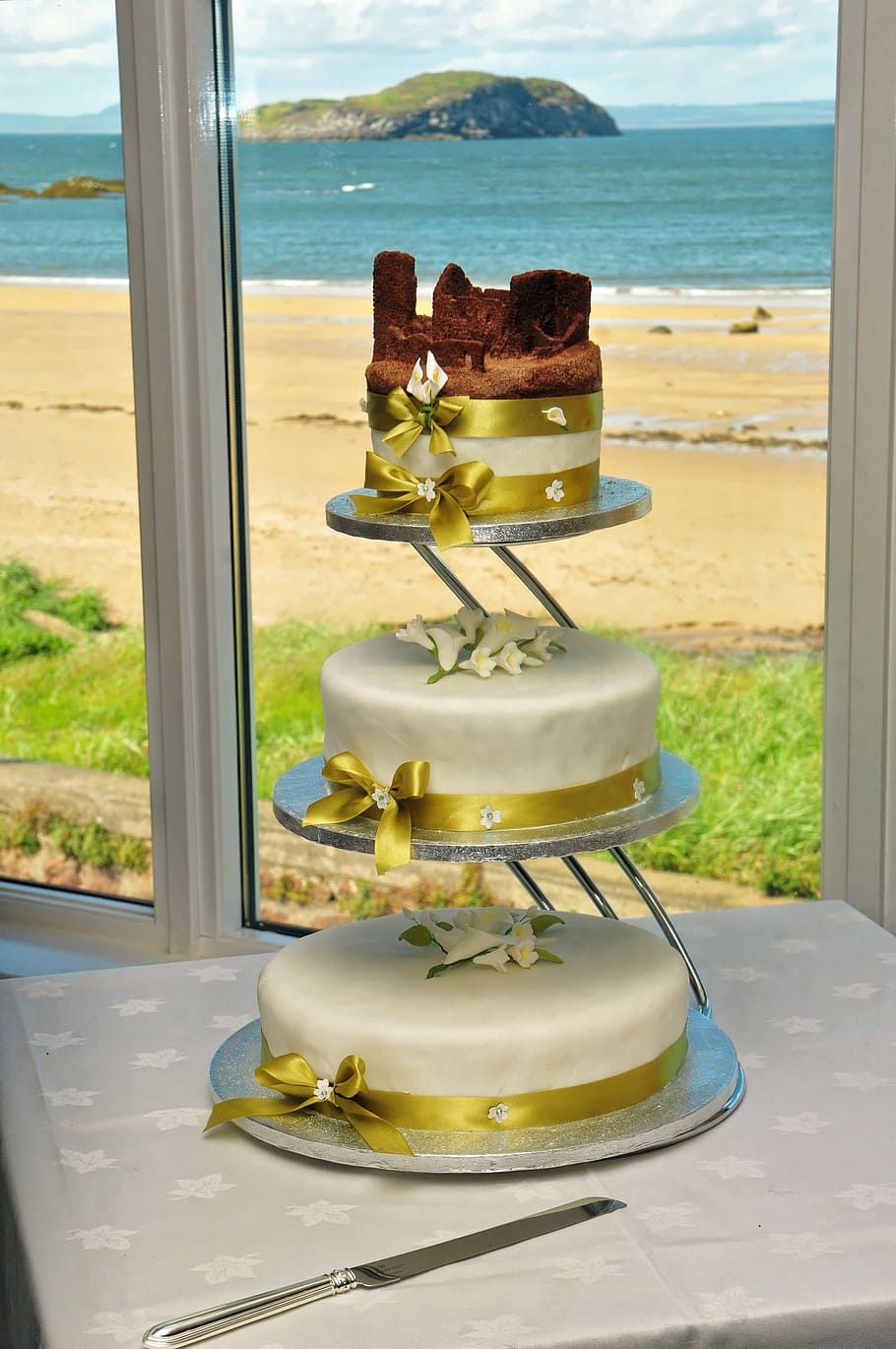 white, three-tier cake, table, wedding, wedding cake, cake, food, sweet, celebration, decoration