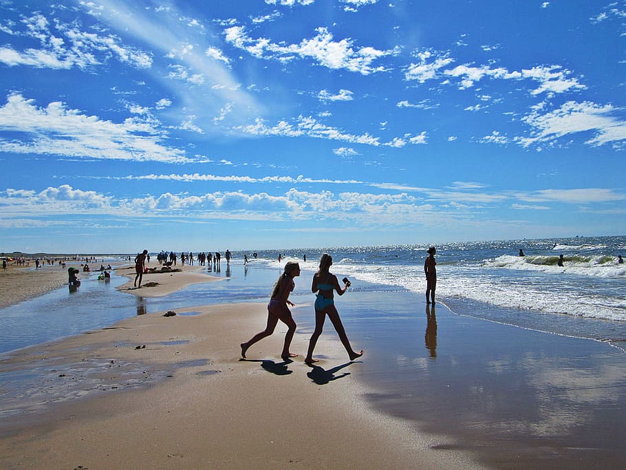 Mar del Norte, silueta, niños, paisaje holandés, playa de arena, playa, olas, cielo azul, mar, cielo