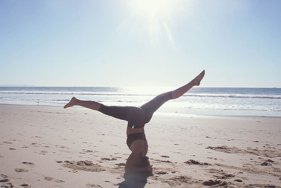 ioga na costa, ioga, costa, pessoas, saúde, saudável, medicação, praia, mar, ao ar livre