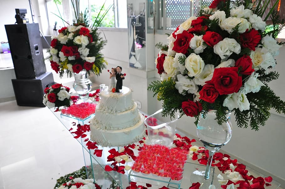 3段, ウェディングケーキ, 配置, 2つ, 白と赤, バラ, 花のセンターピース, 装飾されたテーブル, 装飾, 花