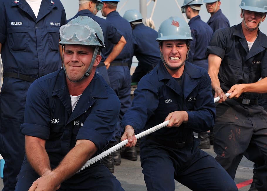 homens, vestindo, difícil, chapéus, puxando, corda, trabalho em equipe, marinheiros, trabalho coordenado, navio