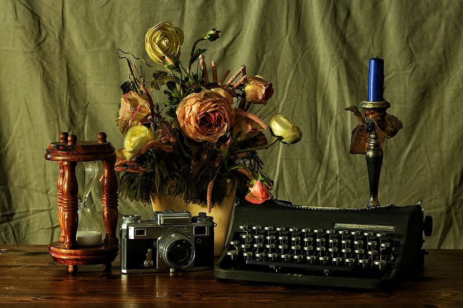 máquina de escribir, al lado, cámara, reloj de arena, decoración floral, candelabro, vela, mesa, máquina, fotográfico