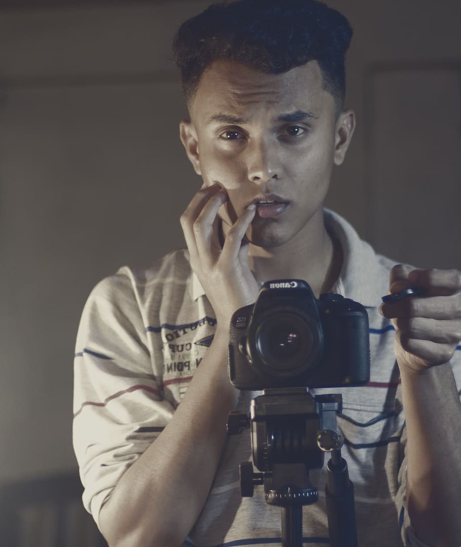 rafe, bangladesh, potret, kanon, 50mm, satu orang, tampak depan, pria muda, dalam ruangan, kamera - peralatan fotografi