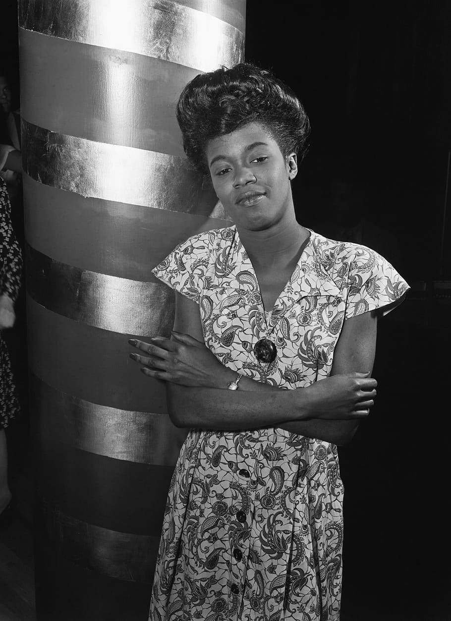 mujer, vistiendo, floral, vestido, Sarah Vaughan, retrato, cantante de jazz, afroamericano, 1924-1990, género musical de jazz