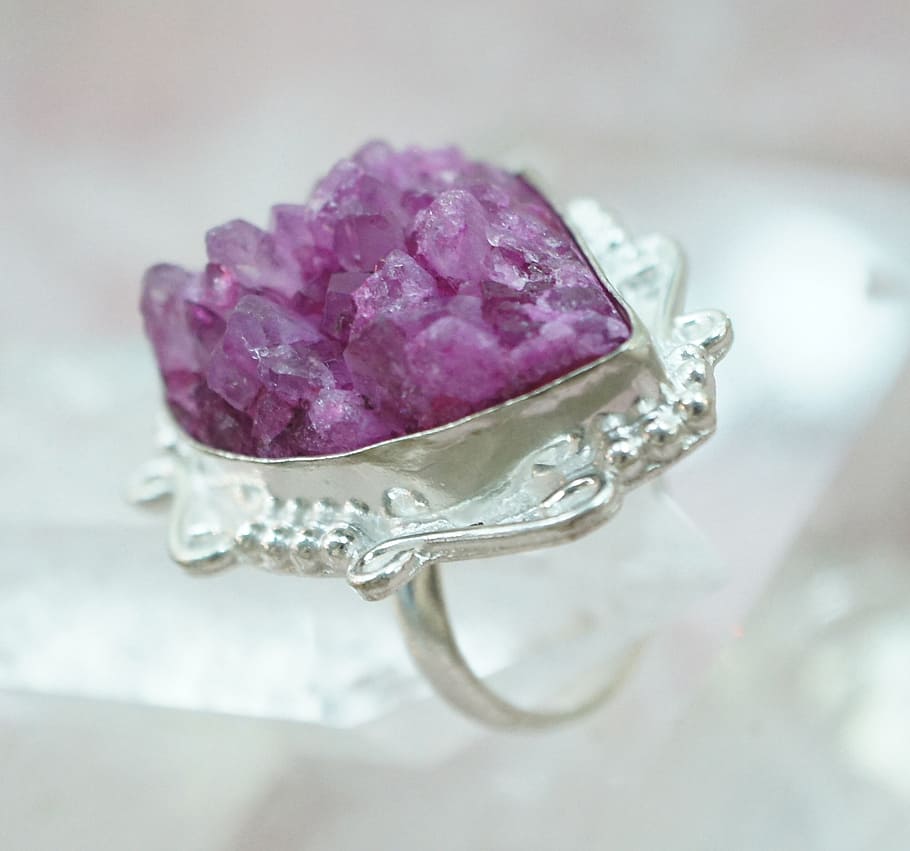 selective, focus photo, purple, gemstone silver-colored ring, cerise, pink, druzy, drusy, solar quartz, quartz