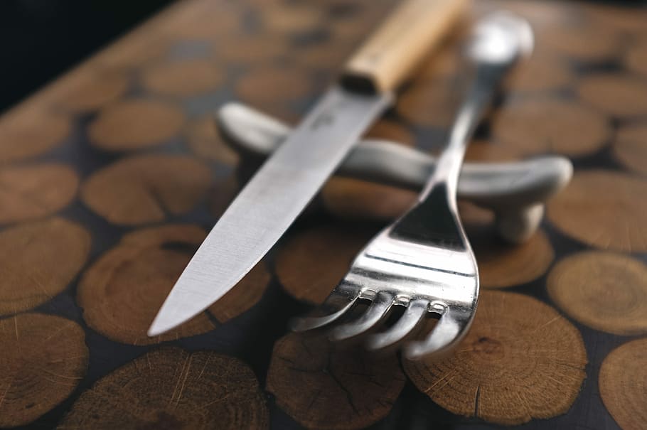 faca de bife, fechar, garfo, close-up, utensílios de cozinha, restaurante, talheres, ninguém, madeira - material, utensílio de cozinha