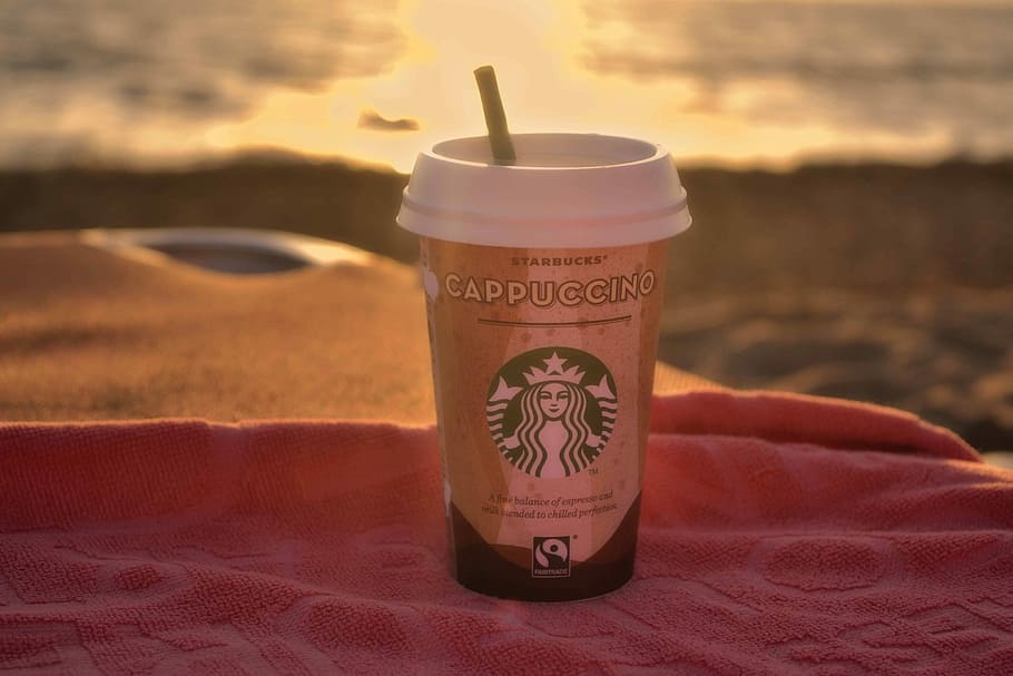 Starbucks, café, capuchino, playa, paisaje marino, café junto al mar, bebida, espresso, taza, cafeína