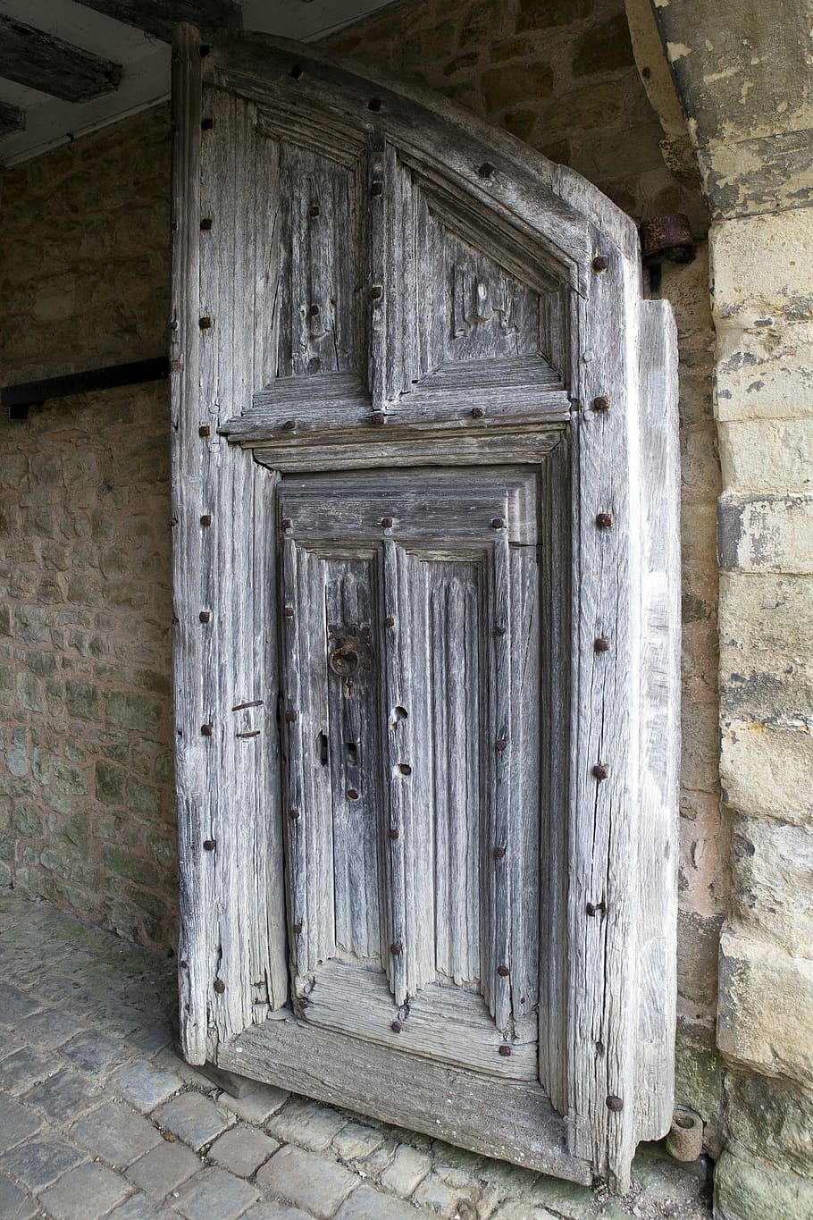 medieval oak door, iron bolts, judas gate, stonework, paving setts, ightham mote, kent, uk, architecture, building