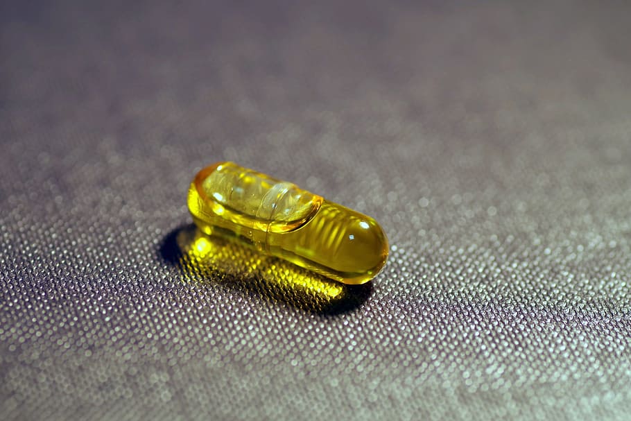 cápsula de oro, la píldora, cápsula, cura, médico, amarillo, aceite de hígado de bacalao, vitamina d, enfermarse, farmacia