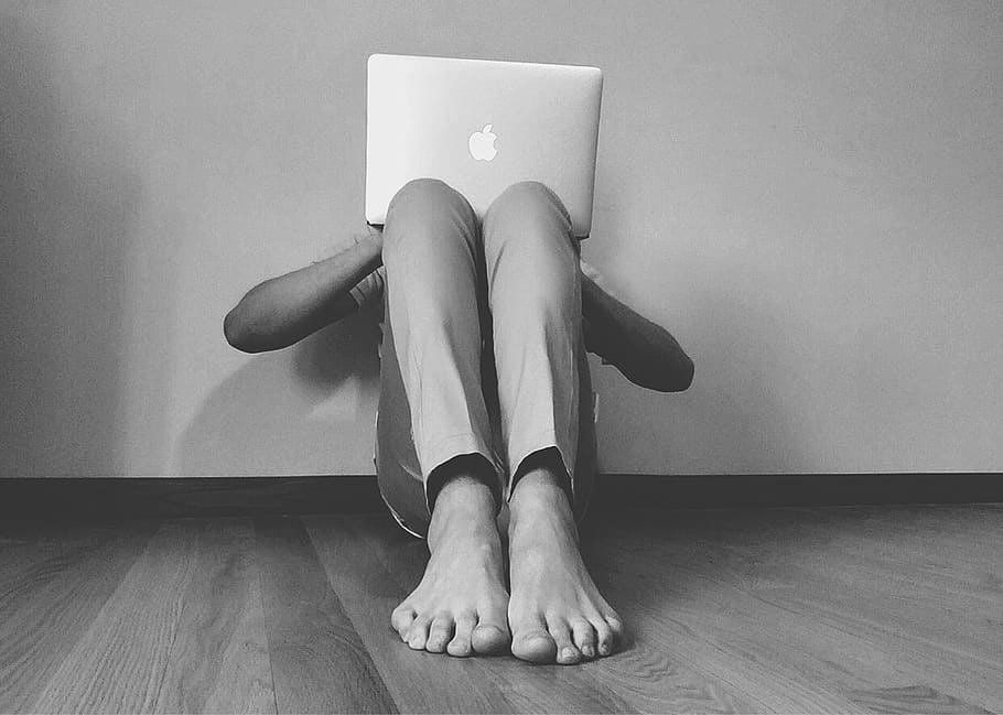 belajar, internet, laptop, membaca, tanpa alas kaki, dalam ruangan, satu orang, orang sungguhan, interior rumah, lantai