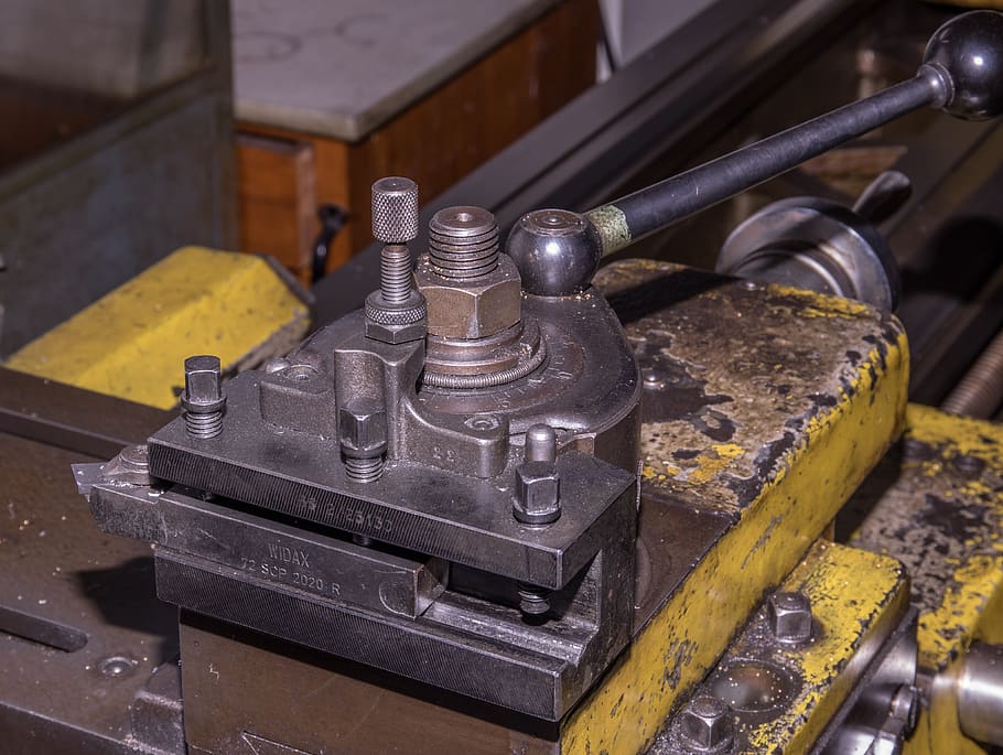 Torno de metal antiguo en el taller, metalurgia, máquinas herramientas