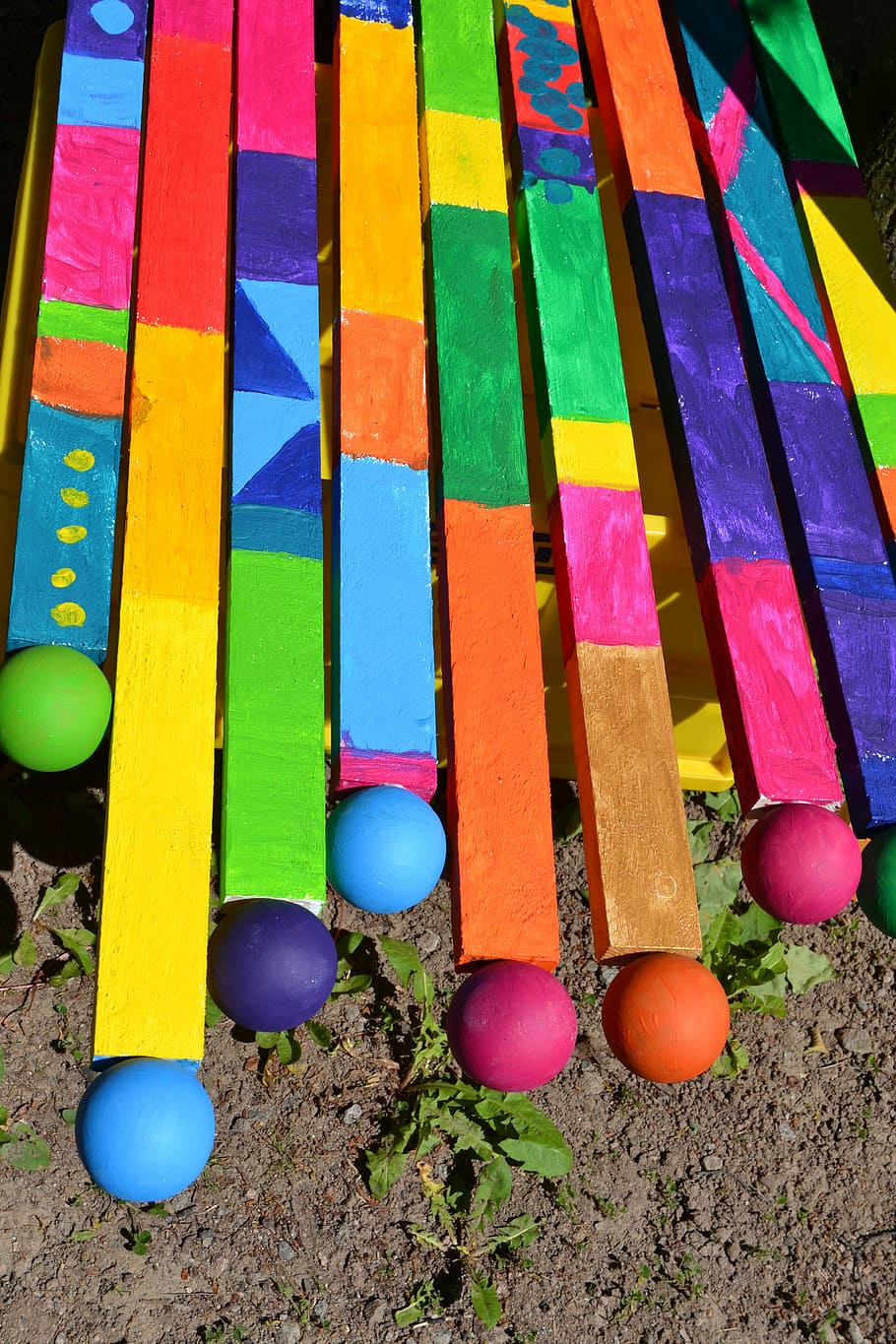 Самый многоцветный предмет фото. Bright Colour Wood. Радужные человечки игра палочки и картинки. Bright objects
