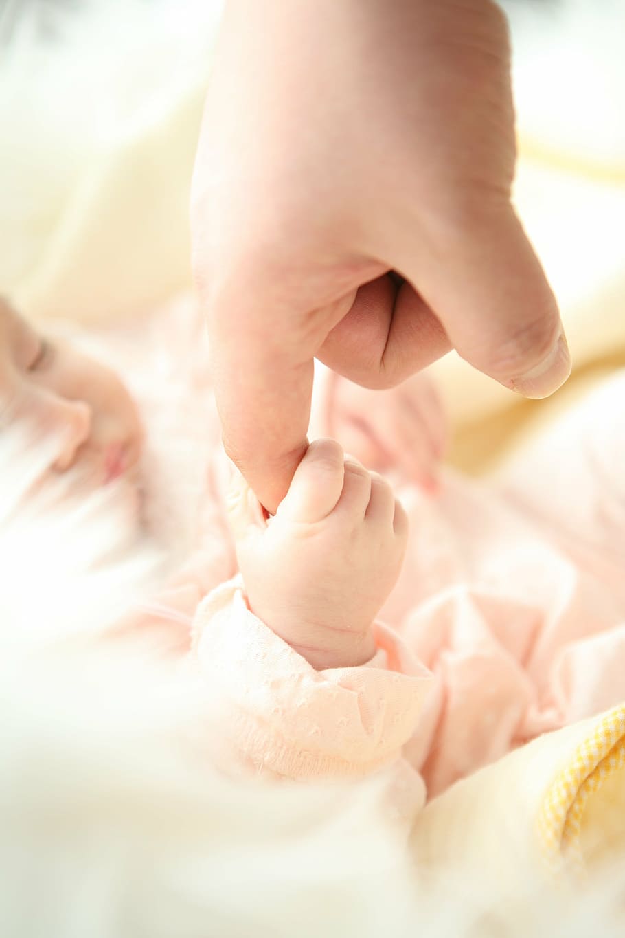 bayi, memegang, jari telunjuk, orang, tangan, ayah, anak, Tangan manusia, close-up, kecil
