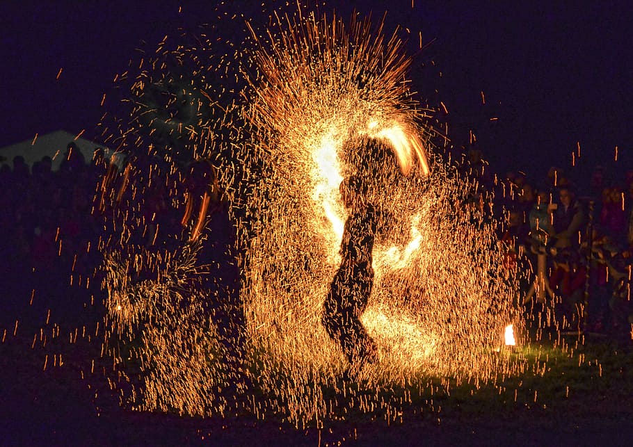 foto siluet, orang, memegang, kembang api, pertunjukan, percikan api, satu, siluet, malam, diterangi