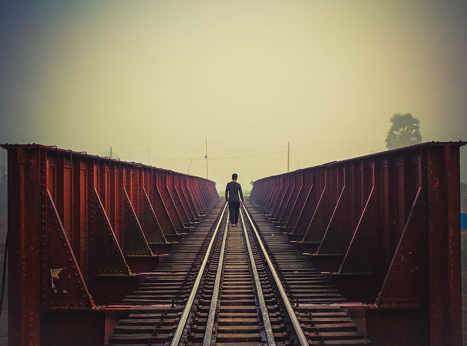 橋, 一人の少年, 少年, 孤独な少年の歩行, ロイヤリティ, 一人, 建築, 背面図, 進むべき道, 実在の人々