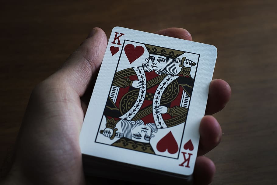 persona, tenencia, rey, corazón, jugando, tarjeta, mano, naipes, papel, mesa