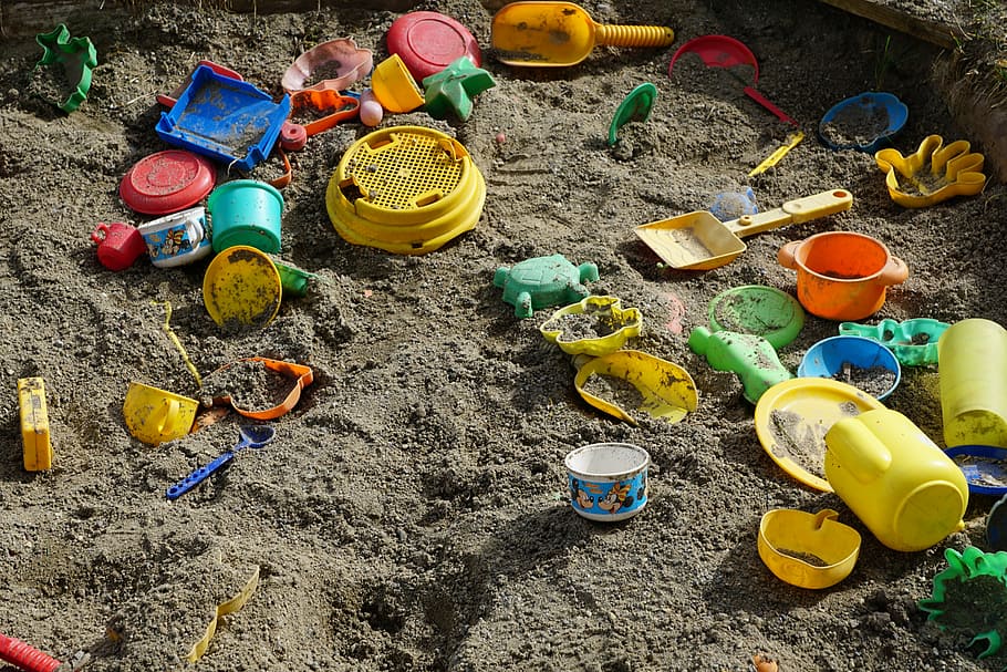 lote de brinquedos de plástico de cores sortidas, areia, caixa, jogar, brinquedos, no início, começo, compilação, construção, balde