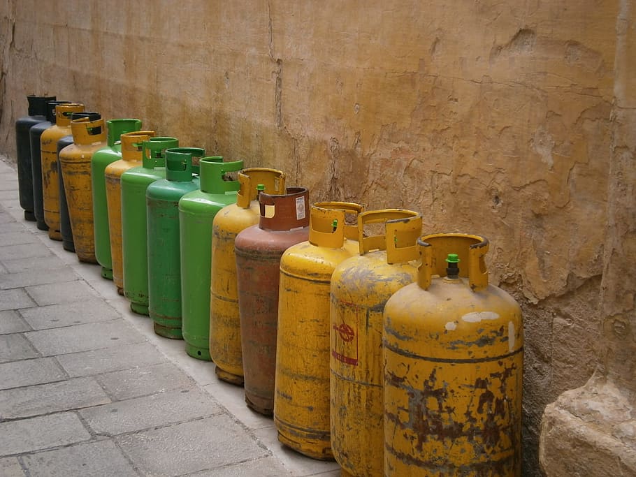 lote de tanque de acetileno de varios colores, botella de gas, gas, botella, contenedor, combustible, inflamable, cilindro, presión, comprimido