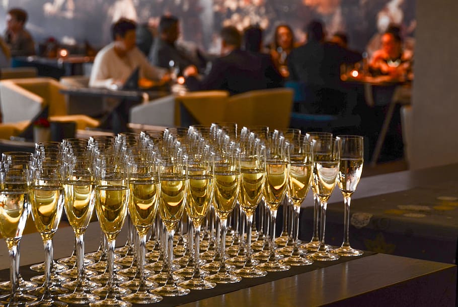 浅い フォーカス写真 フルートシャンパングラス お祝い パーティー ワイン シャンパン 記念日 アルコール 金 Pxfuel