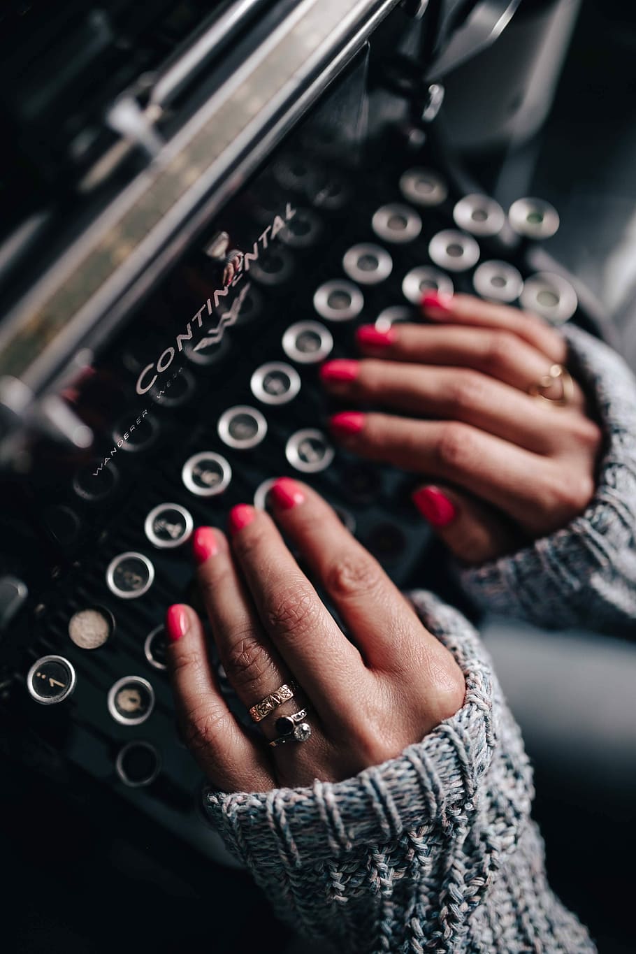 mujer escribiendo, viejo, máquina de escribir, mujer, escribiendo, vintage, oficina, escritorio, retro, uñas rosadas