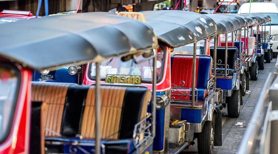 rickshaws automáticos de colores variados, alineado, bangkok, tailandia, ciudad, viaje, asia, urbano, paisaje urbano, punto de referencia