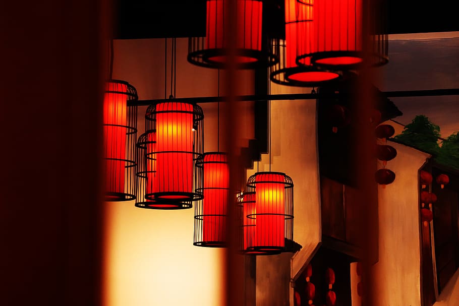 Помещение освещается фонарем с 4 лампами. Красные лампочки на зданиях. Фонарь для стройки. Город красные лампочки на зданиях. Illuminate Red Light.
