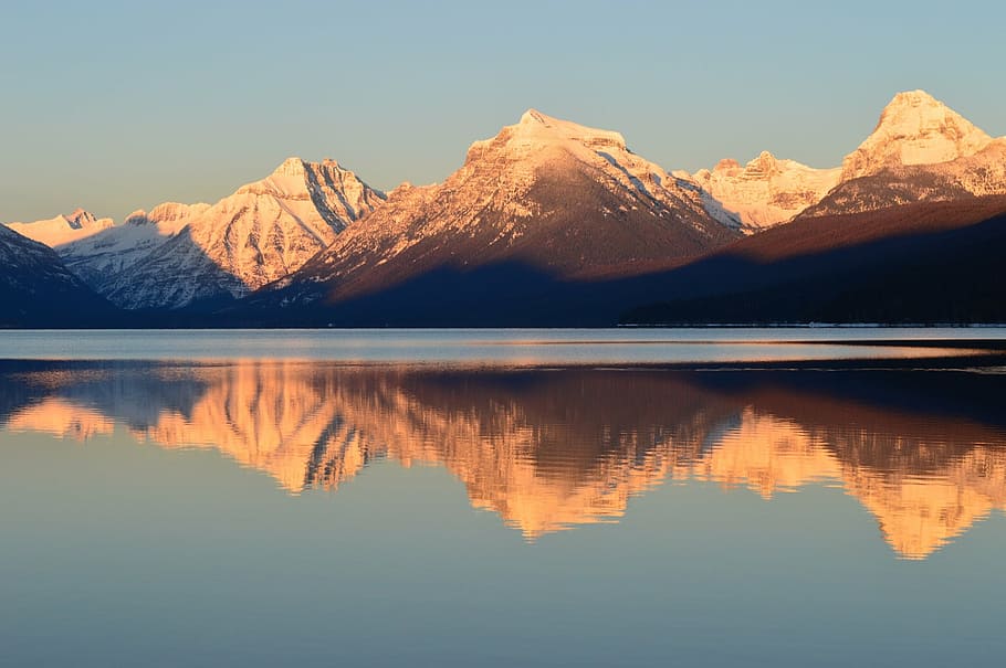 fotografia de reflexão, lago mcdonald, paisagem, montanhas, linha do horizonte, pico, reflexão, água, parque nacional das geleiras, montana